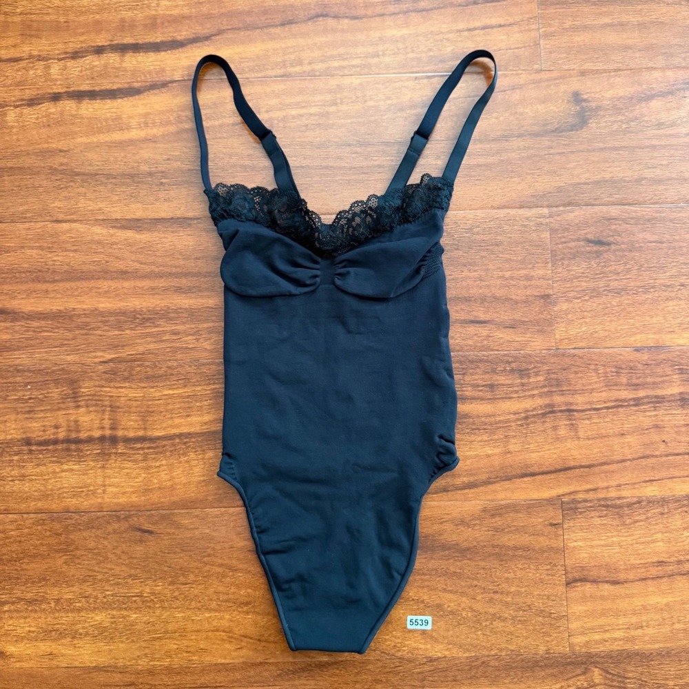 SKIMS Lace Trim Sculpting Bodysuit Onyx Black Shapewear Size Small NWOT